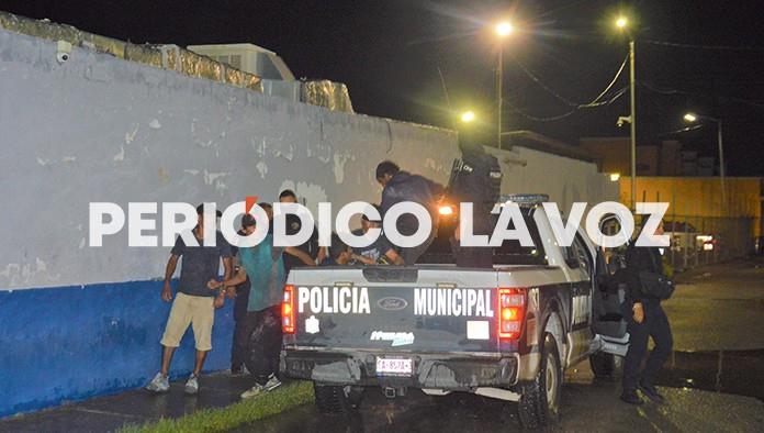 Se enfiestaban los 7 “enanitos”; policías los agarran drogándose