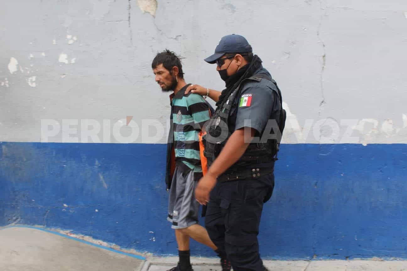 Echaba caguamas antes del mediodía, Y lo tuercen los policías