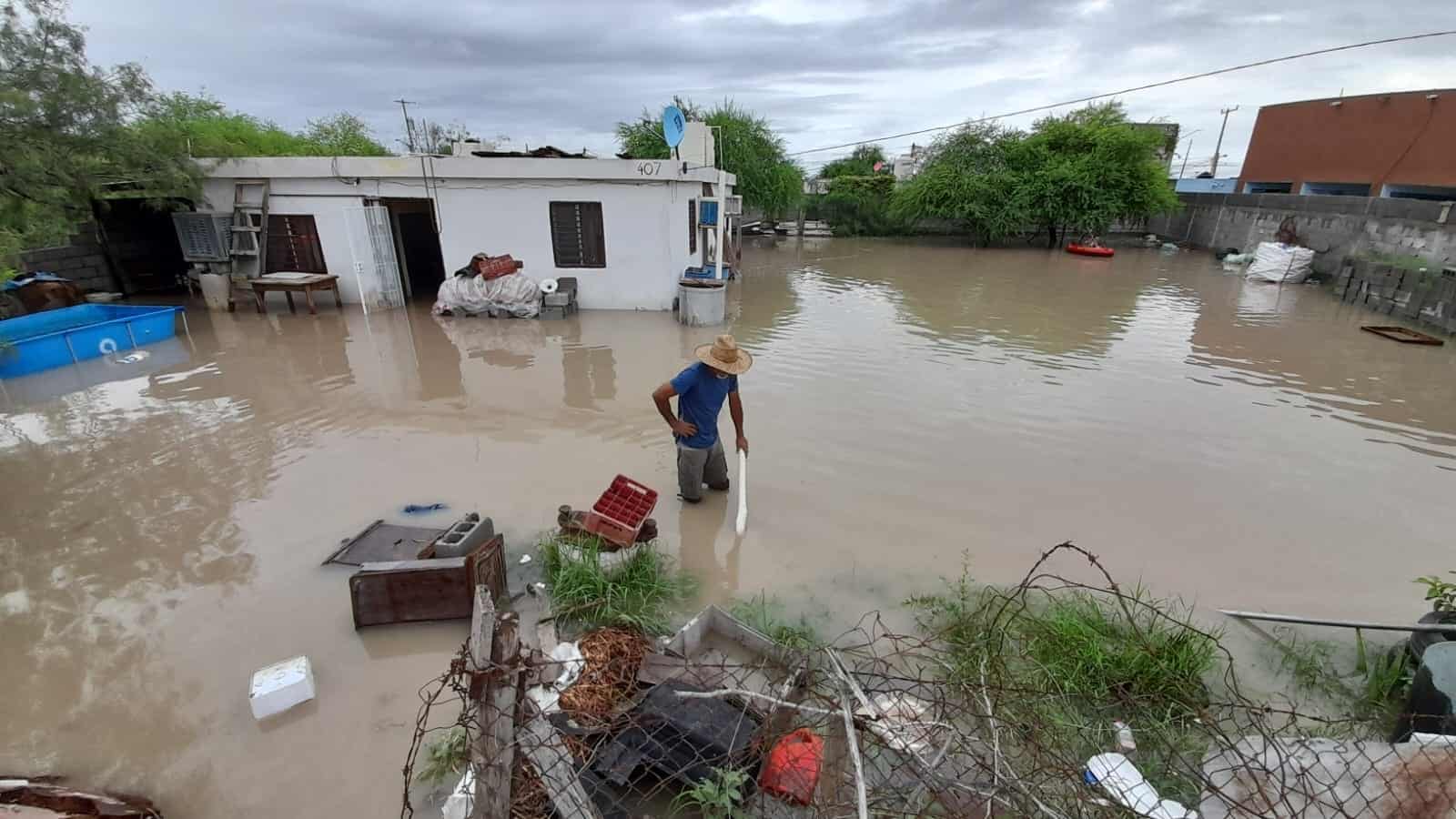 Se inundan familia y salvan con una lancha
