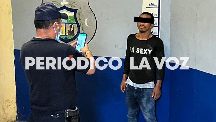 “La Sexy” como lo decía en su playera fue detenido por andar fumando “foco”.