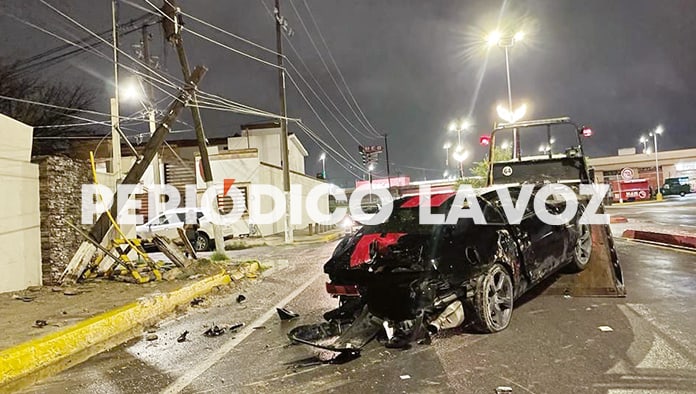 El Camaro quedó llantas arriba después de llevarse dos postes de encuentro.