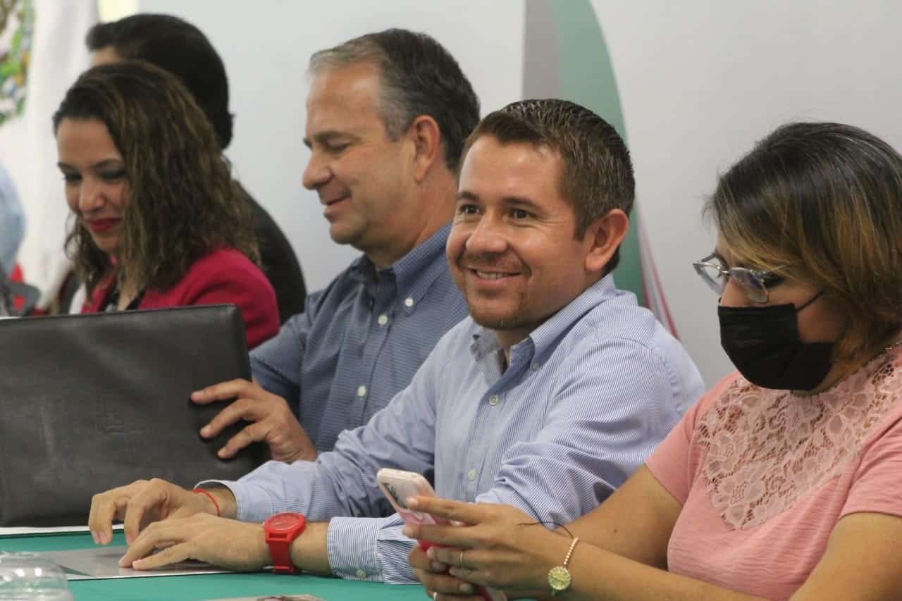 Brinda San Buena apoyo a alumnos