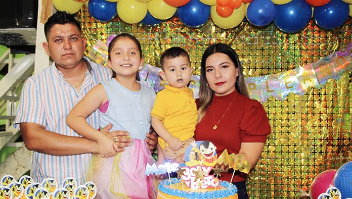Mía y Mateo comparten su fiesta