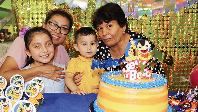 Mía y Mateo comparten su fiesta