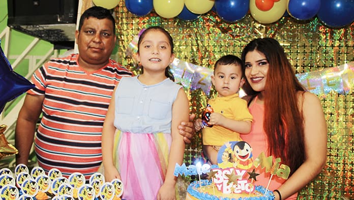Mía y Mateo comparten su fiesta