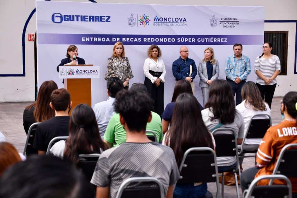 Entrega Súper Gutiérrez becas  a 466 alumnos