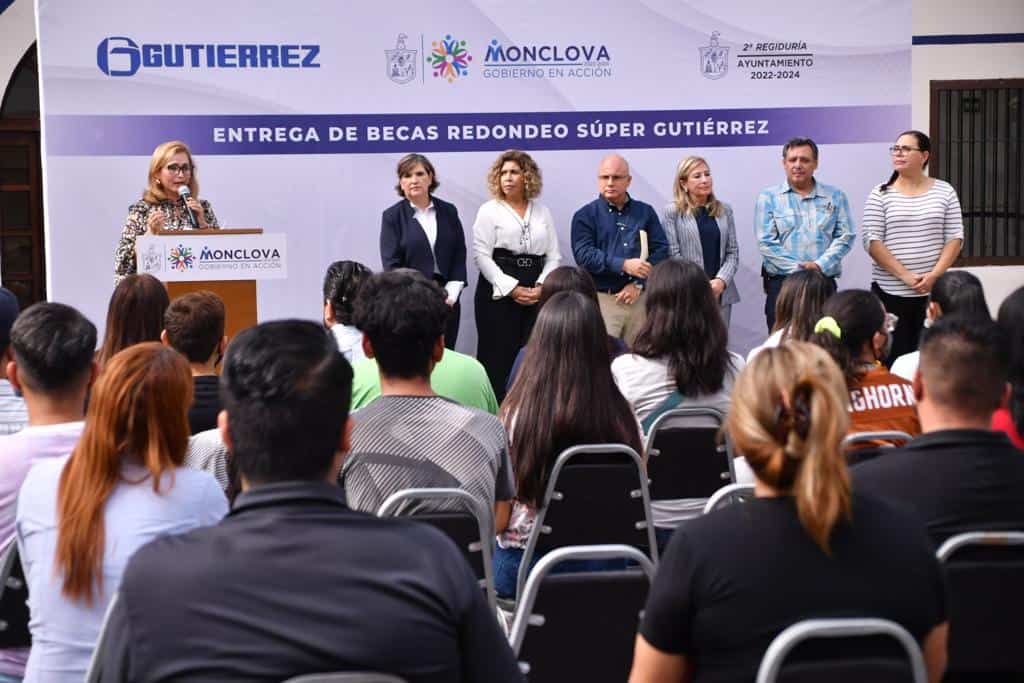 Entrega Súper Gutiérrez becas  a 466 alumnos