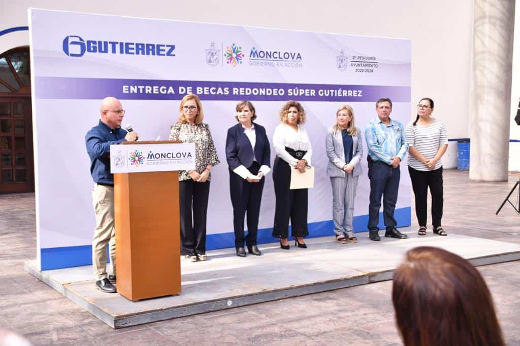 Entrega Súper Gutiérrez becas  a 466 alumnos