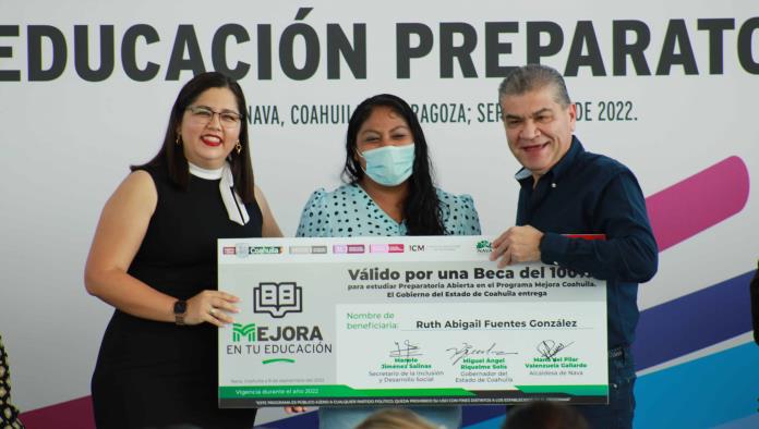 Entregan techumbre y becas para mujeres en Nava