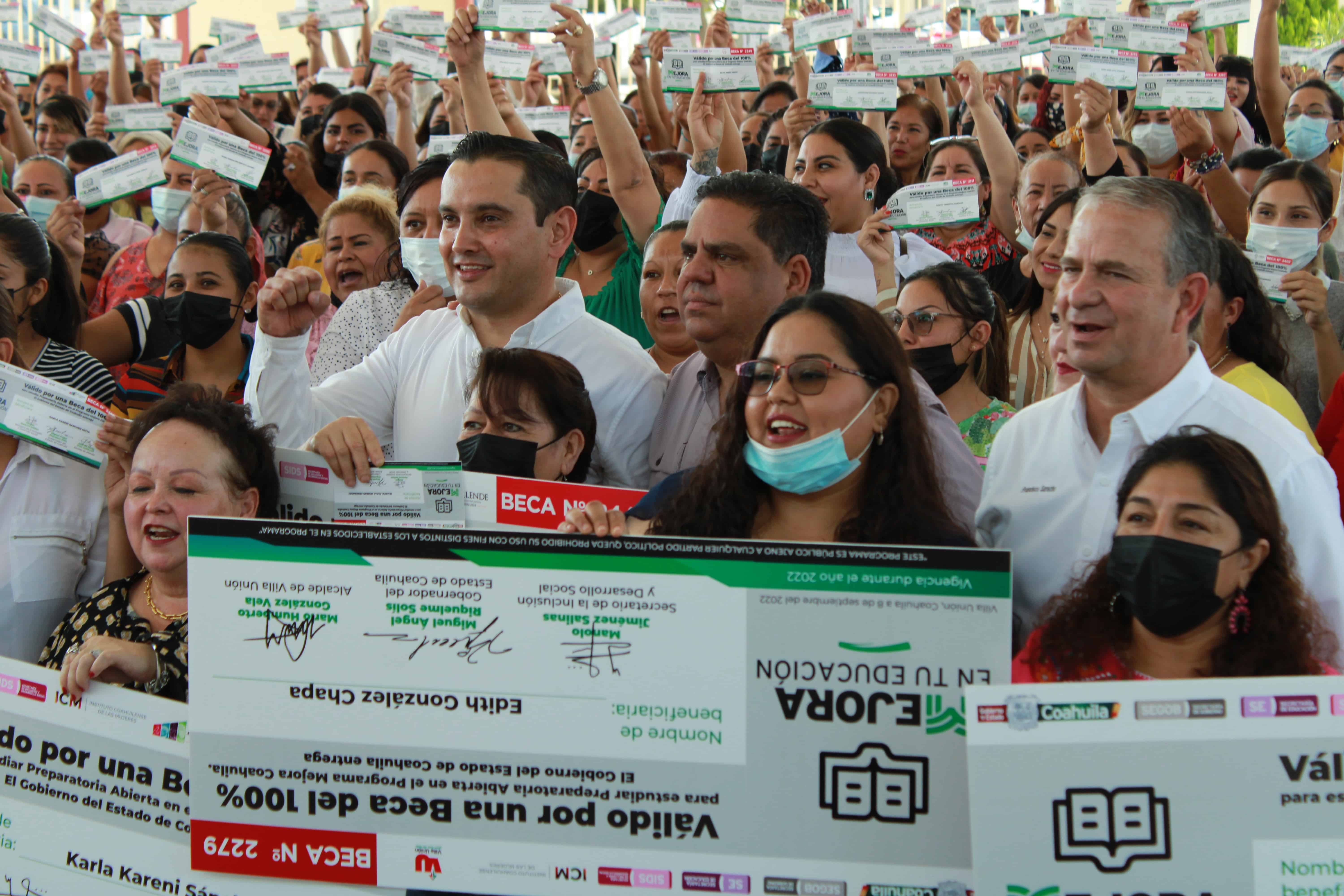 Entregan techumbre y becas para mujeres en Nava