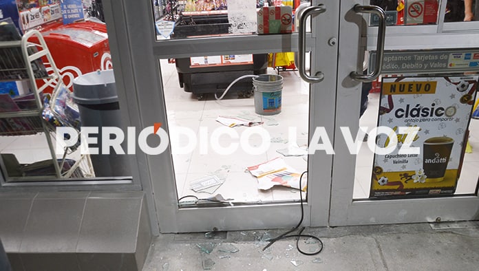 Roba drogo tienda con machete en mano