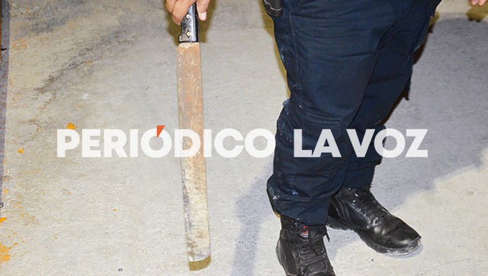 Roba drogo tienda con machete en mano