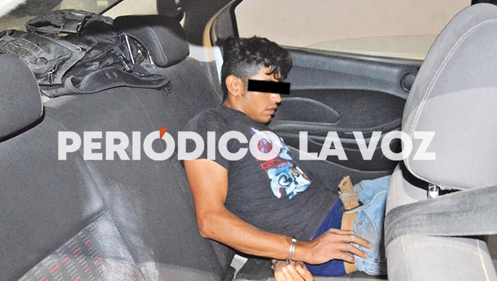 Roba drogo tienda con machete en mano