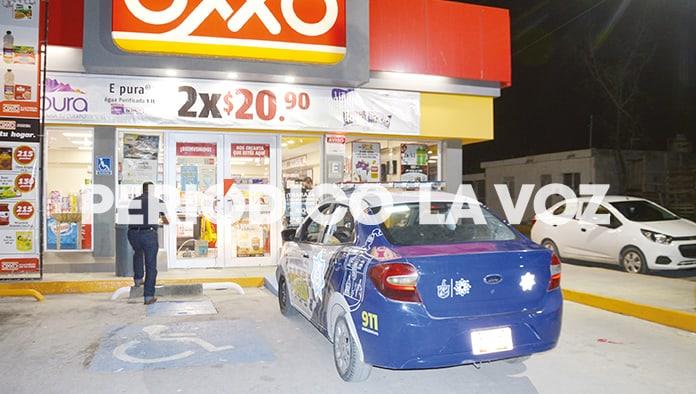 Roba drogo tienda con machete en mano