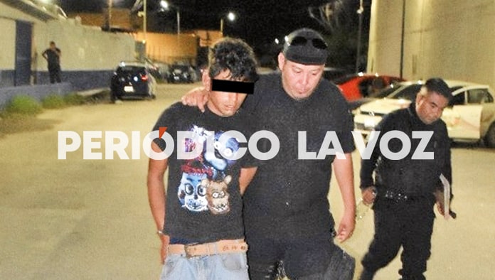 Roba drogo tienda con machete en mano