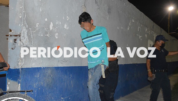 Los elementos no dudaron en subirlo a la patrulla, pues el hombre andaba en mal orden en una colonia que no era la suya.
