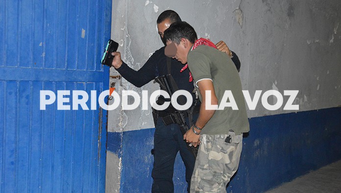 Luego de ser ingresado a las celdas, su esposa fue a sacarlo de la cárcel.