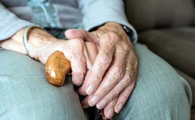 Asilo consiente a los ancianitos y contrata a una stripper