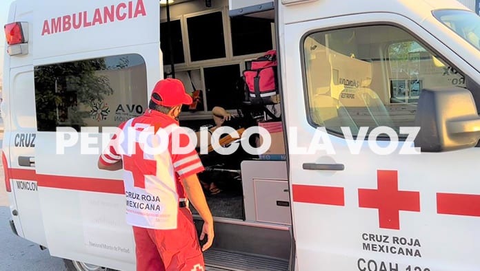 Se ‘vuela’ rojo y causa choque