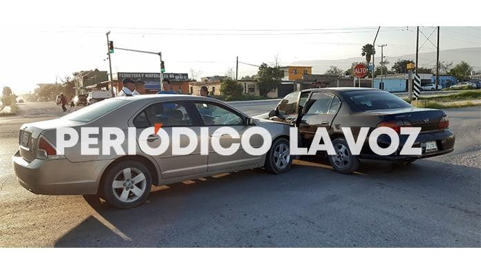 Se ‘vuela’ rojo y causa choque