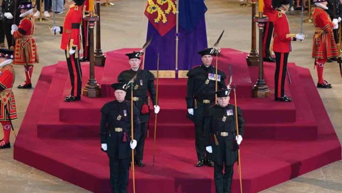 Guardia que custodiaba el féretro de la reina Isabel II se desmayó en vivo