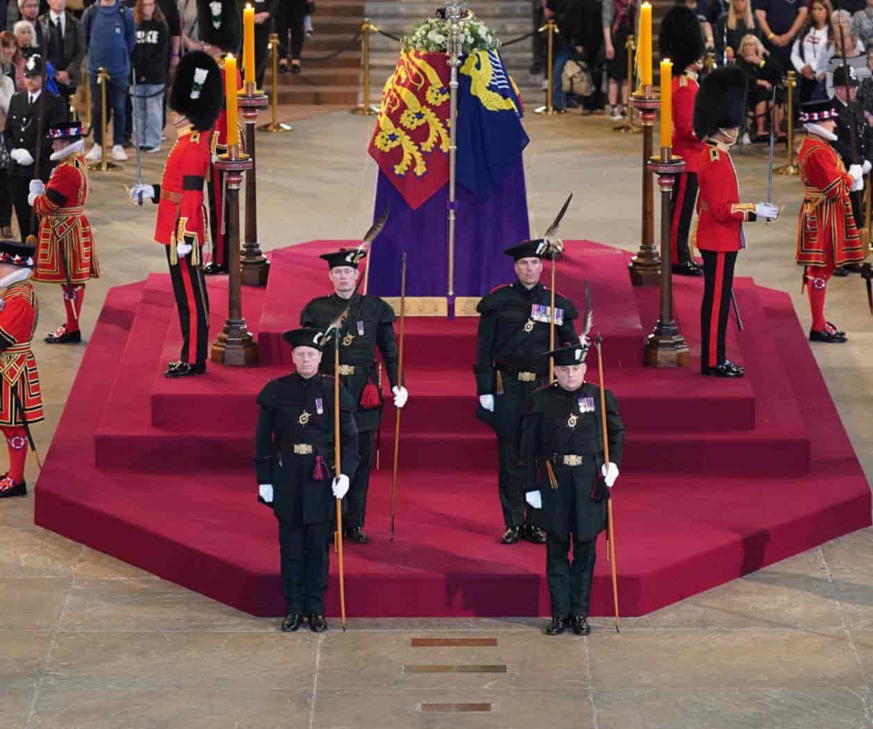 Guardia que custodiaba el féretro de la reina Isabel II se desmayó en vivo