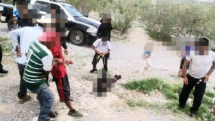 Señala que Carlos no se vio implicado en el asesinato de la cría de oso.