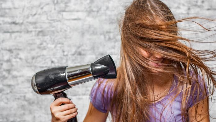 Estalla secadora de pelo y 2 mueren en una barbería