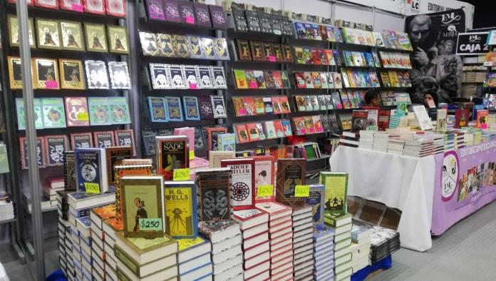 Circulan en feria miles de libros