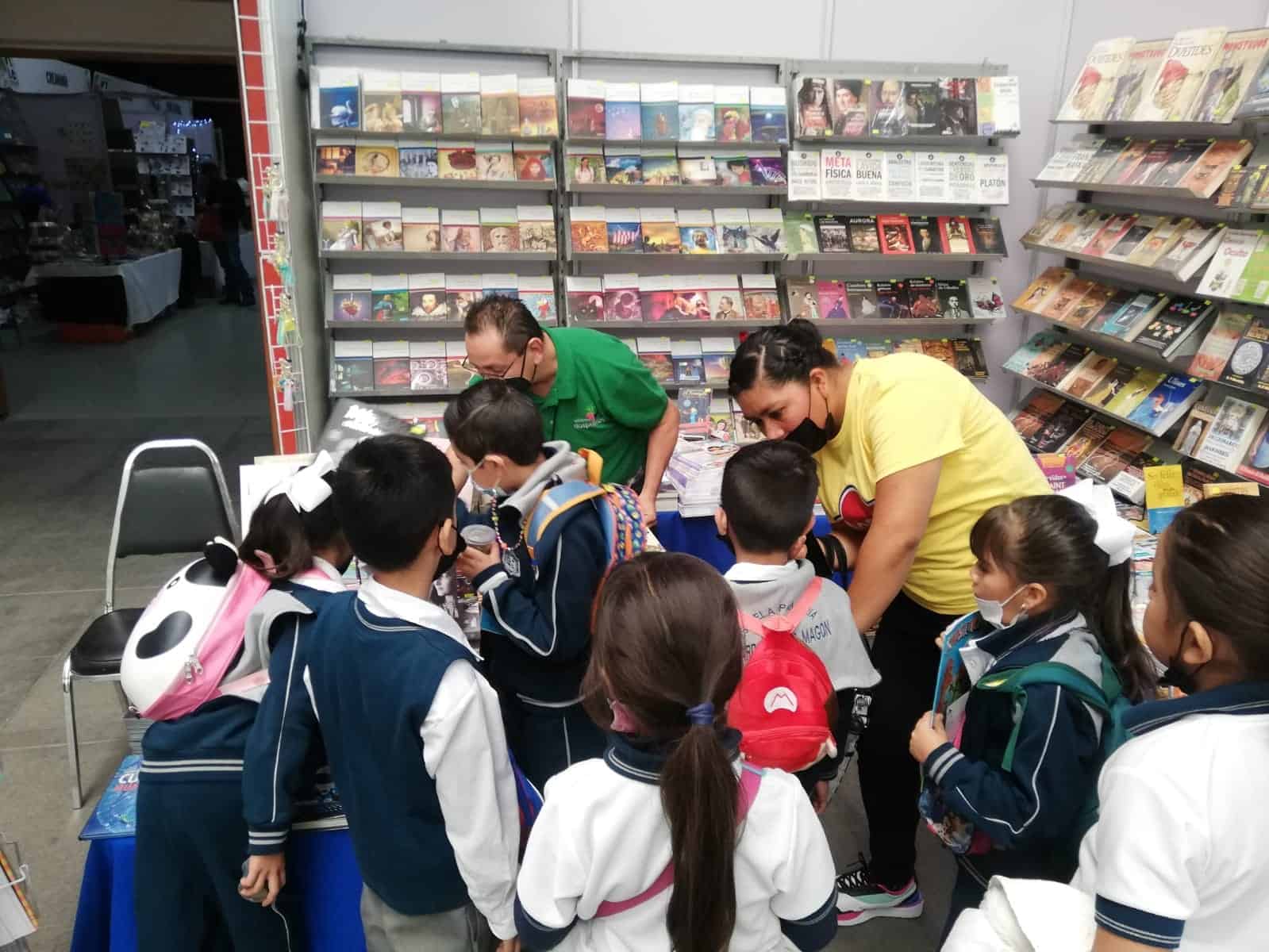 Circulan en feria miles de libros