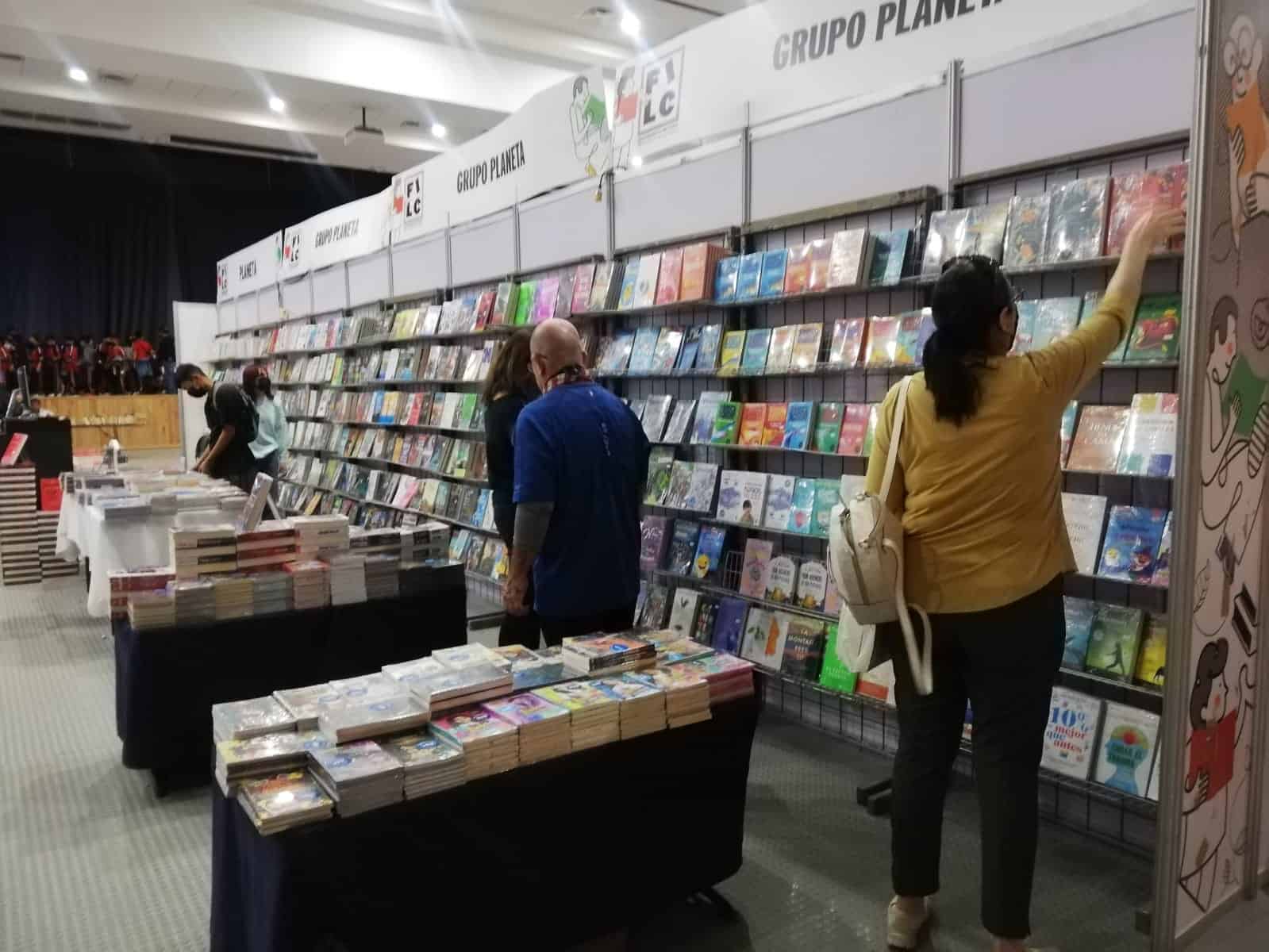 Circulan en feria miles de libros