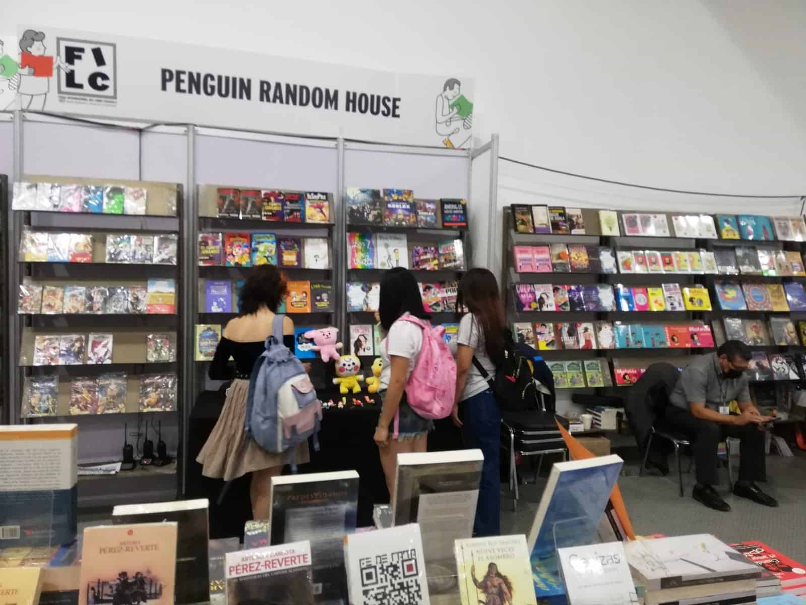 Circulan en feria miles de libros