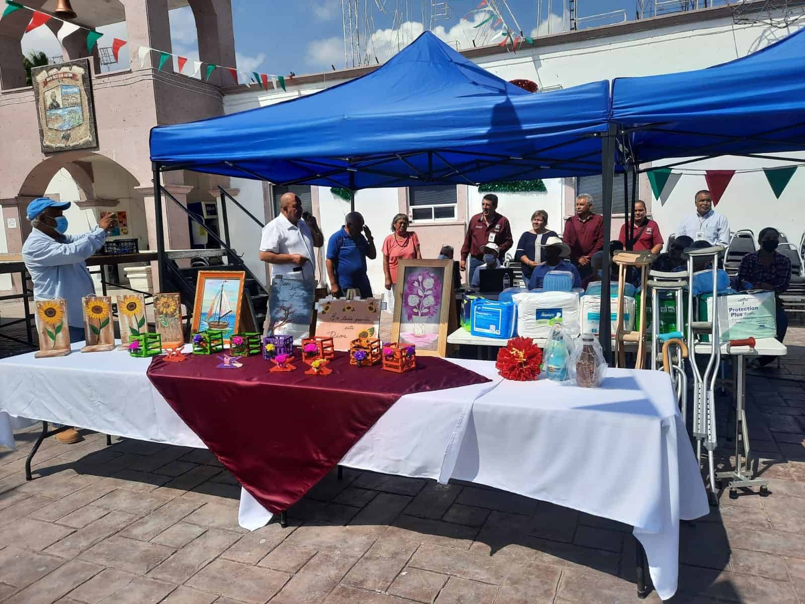 Exponen trabajos en DIF Castaños