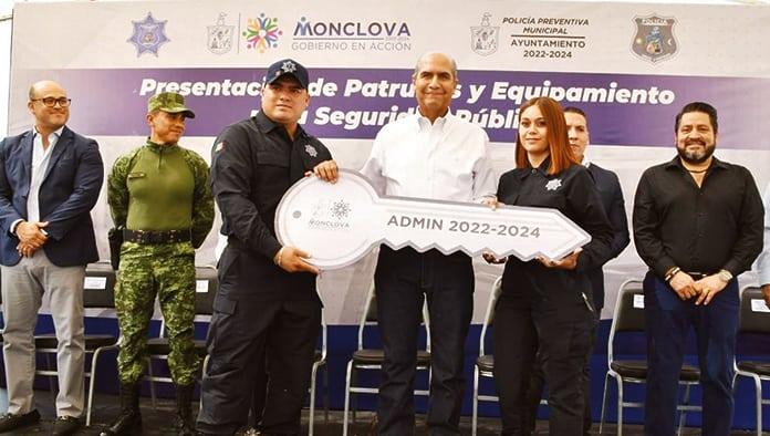 Entrega Alcalde treinta patrullas