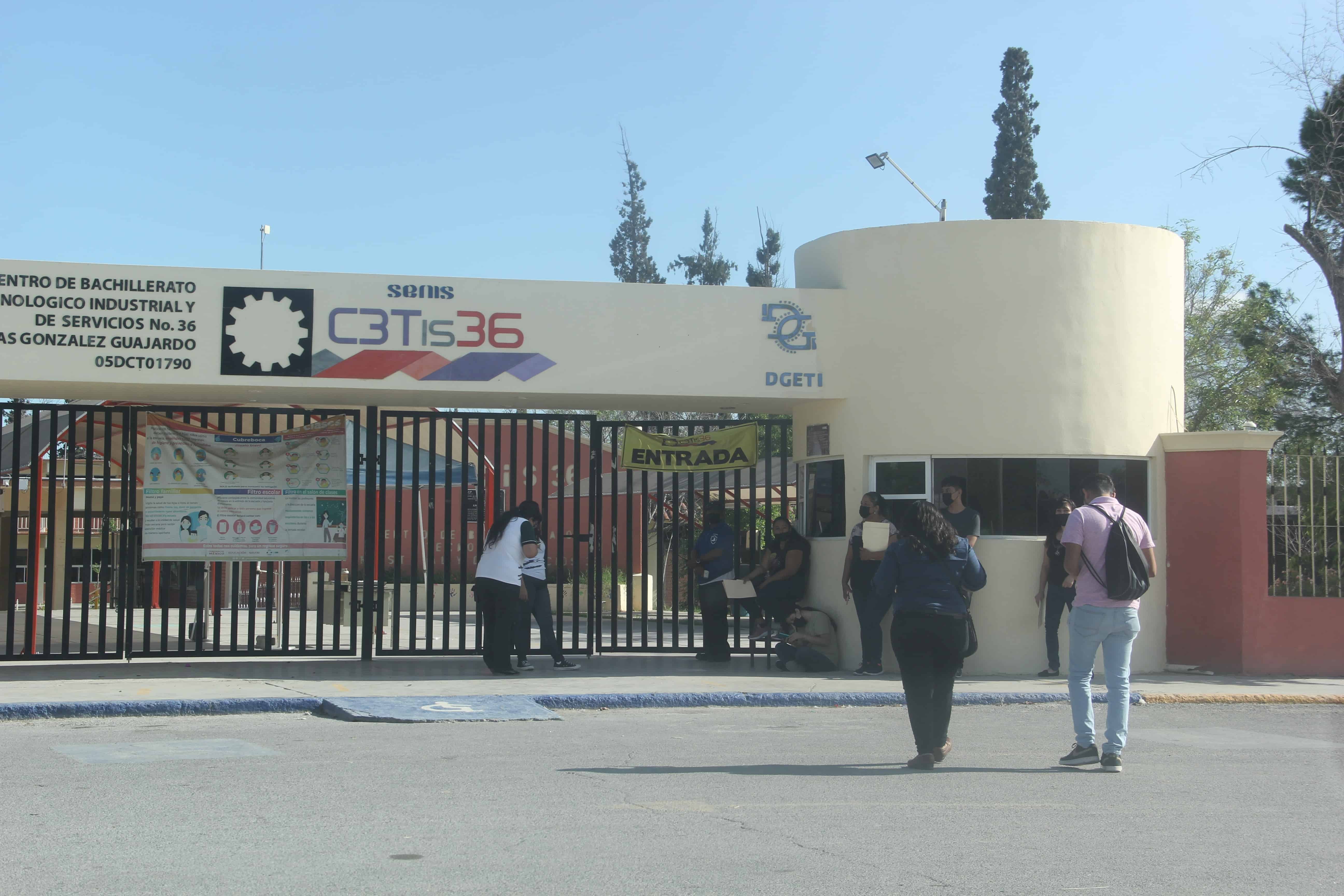 Los jóvenes comenzaron a llegar a la preparatoria para solicitar la beca.