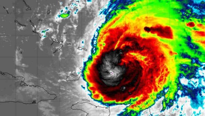 Huracán Fiona ya es categoría tres; Golpeara islas del caribe