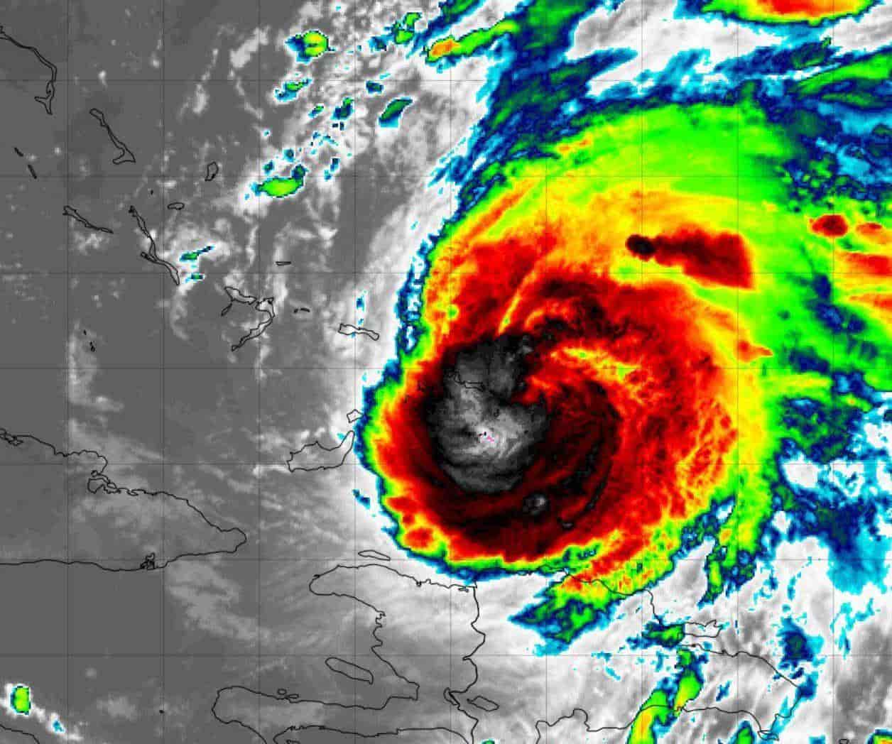 Huracán Fiona ya es categoría tres; Golpeara islas del caribe
