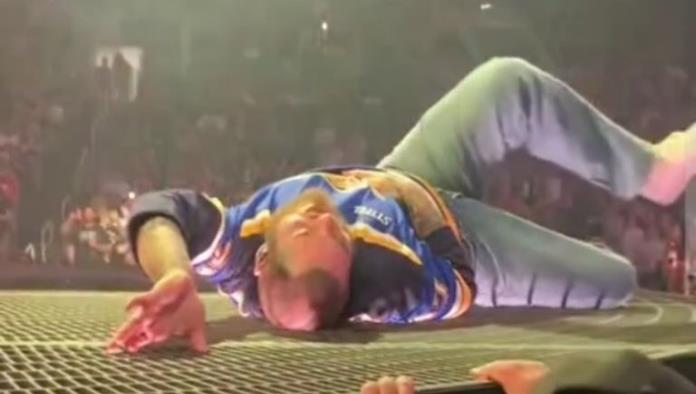 Post Malone sufre aparatosa caída durante concierto
