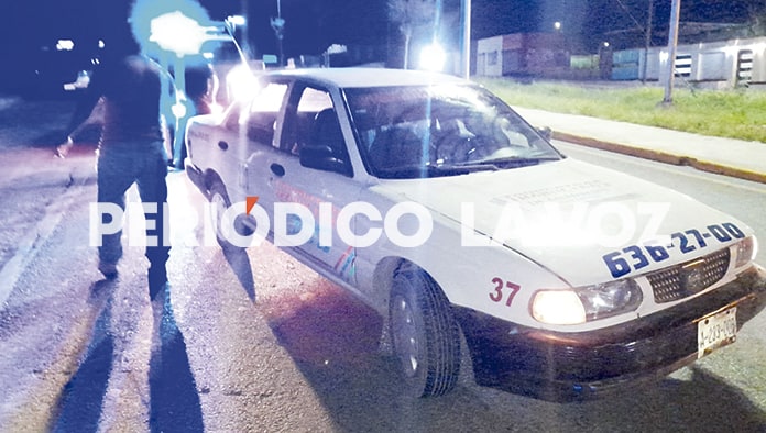 Un taxi de la línea taxímetros Guadalupe fue abandonado sobre la avenida Las Torres.