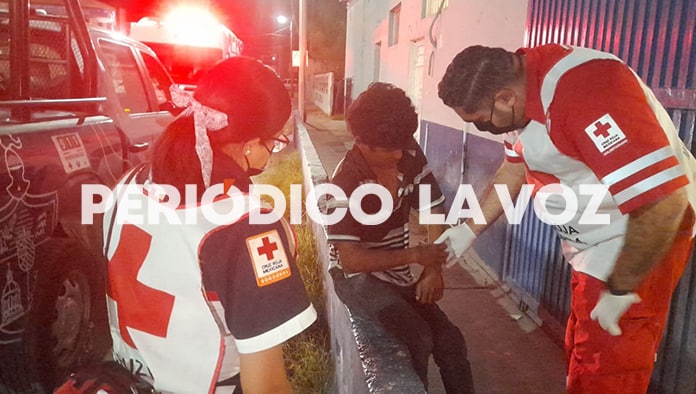 Rescatistas de la Cruz Roja atendieron al lesionado, quien fue llevado hasta el Hospital Amparo Pape de Benavides.