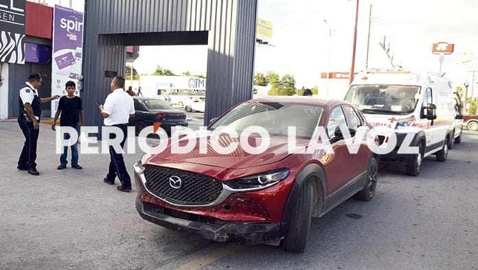 Chocan menores con camioneta