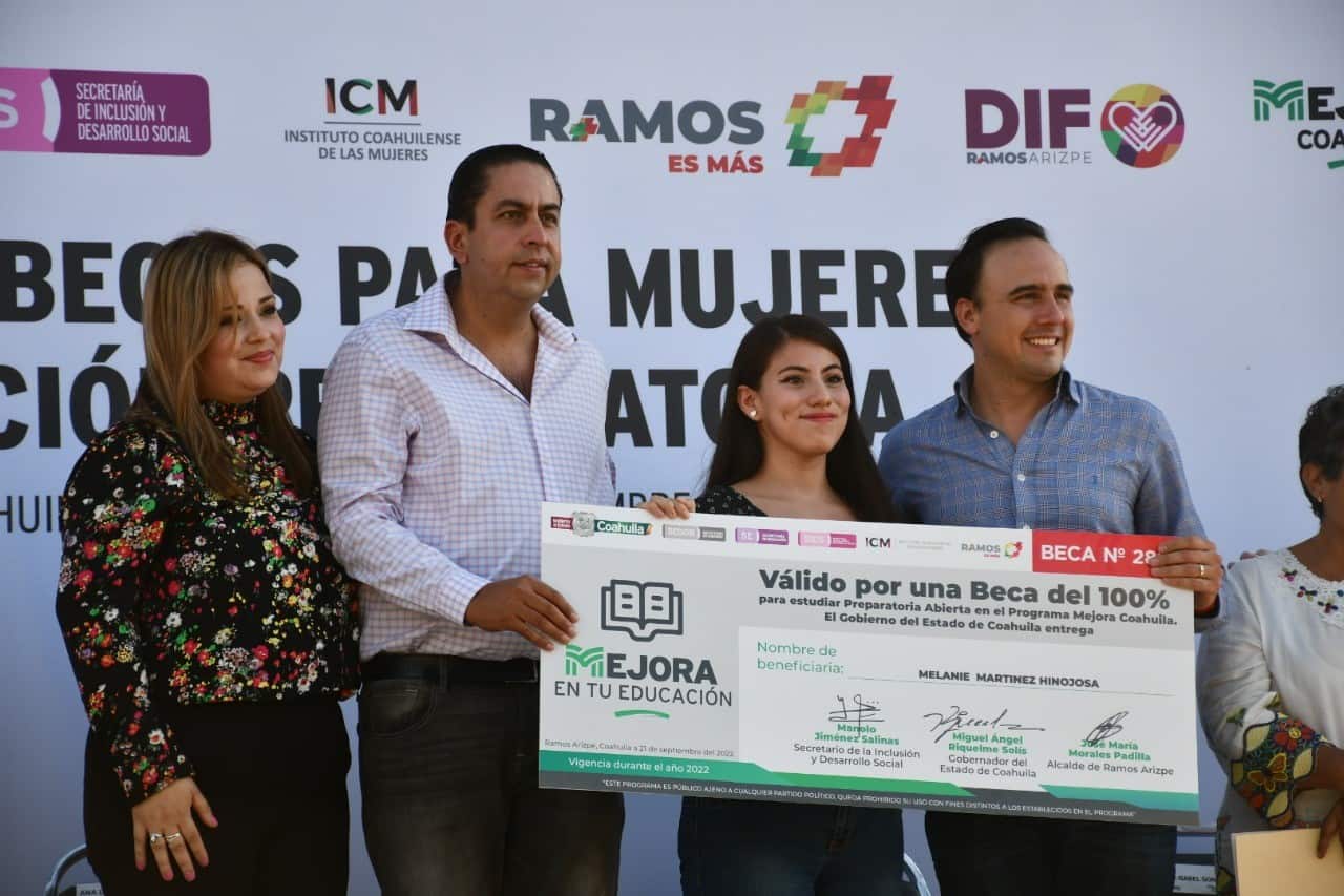 Entrega Mejora becas a mujeres