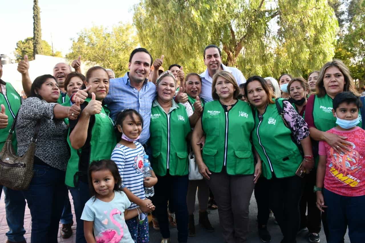Entrega Mejora becas a mujeres