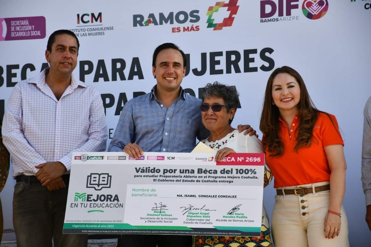 Entrega Mejora becas a mujeres