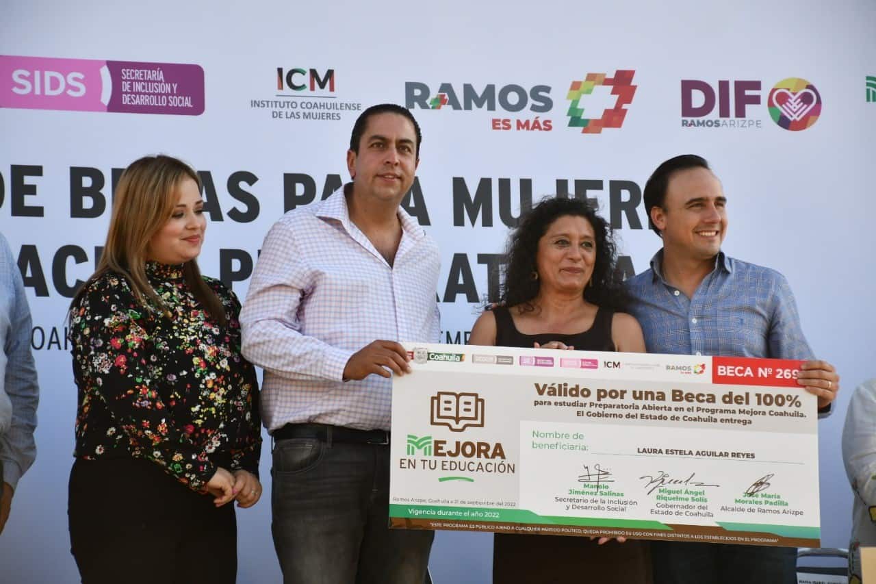 Entrega Mejora becas a mujeres