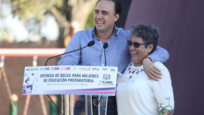 Entrega Mejora becas a mujeres