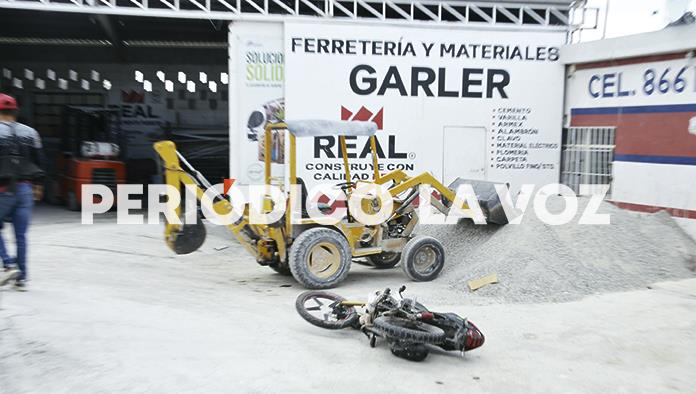 Le cierra el paso a motociclista
