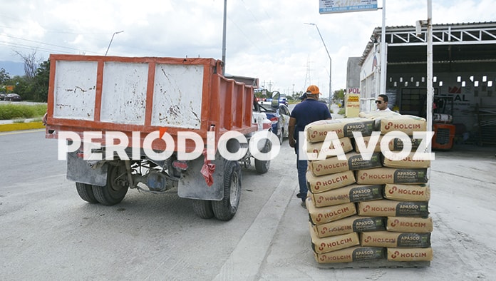 Le cierra el paso a motociclista