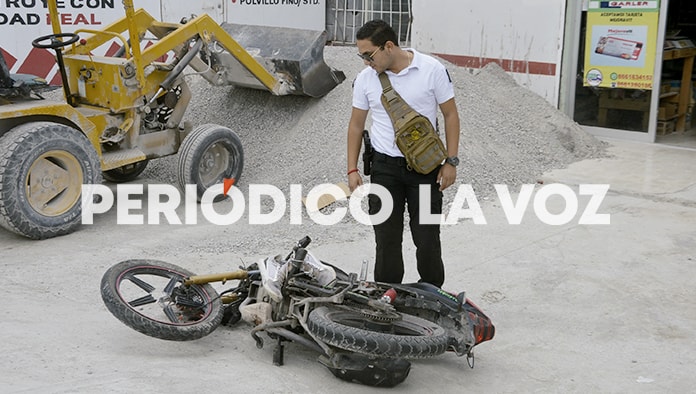 Le cierra el paso a motociclista