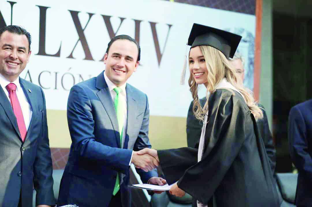 Apadrina Manolo nuevos abogados